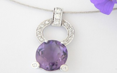 Collier or blanc violet